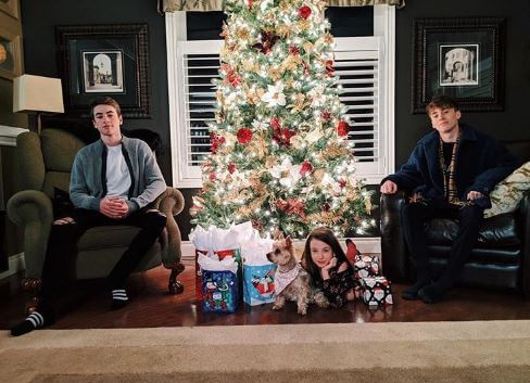 Isaac Kragten with his siblings.